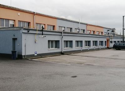 Hala 00 s administratívnou prístavbou od parkoviska
